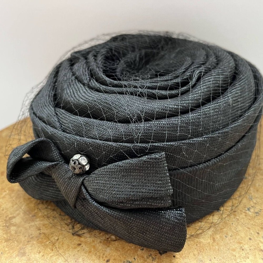 Vintage Women's Black Mesh Veil Pillbox Fascinator Party Cap w/ Bow and Rose Gem